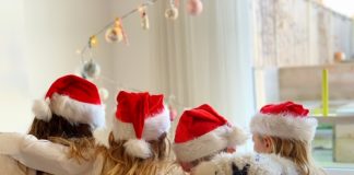 Originele ideeën voor een kerstkaart met een foto 4 kids voor de kerstboom met kerstmutsen kerstkaart