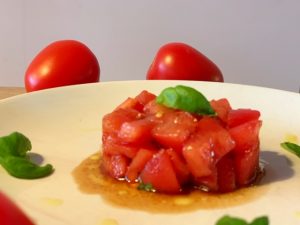 Tomatentaartje met basilicum dressing simpel voorgerecht