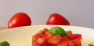Tomatentaartje met basilicum dressing Tomatentaartje met basilicum dressing simpel voorgerecht