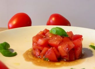 Tomatentaartje met basilicum dressing Tomatentaartje met basilicum dressing simpel voorgerecht