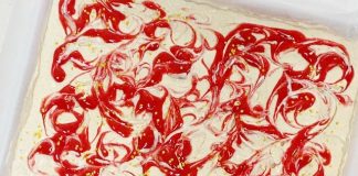 Feestelijk kerst dessert; cheesecake-bars feestelijk kerstdessert met swirl