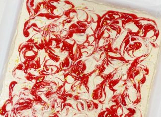 Feestelijk kerst dessert; cheesecake-bars feestelijk kerstdessert met swirl