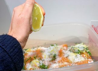 Zalm gemarineerd in wodka en rode biet gemarineerde zalm in wodka en rode biet