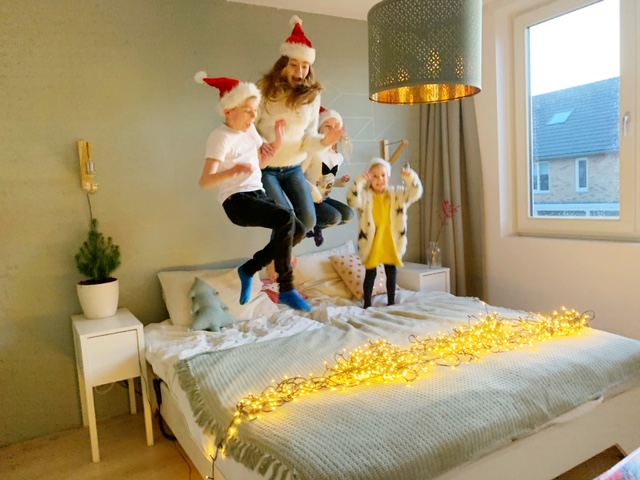 kerstmannen springen op het bed voor kerstfoto