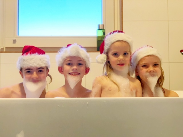 kerstvrouwen en man in bad met schuimbaarden