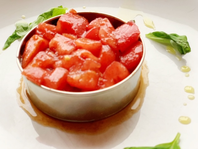 kookring tomatentaartje met basilicum dressing