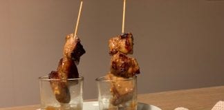 Leuk borrelhapje: saté in een glaasje lekker borrelhapje sate in een glaasje