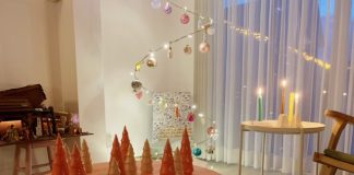 Kerstsfeer in huis; less is more roze kerstbomen kerstsfeer in huis