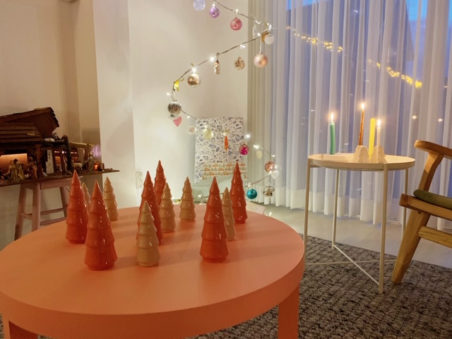 roze kerstbomen kerstsfeer in huis