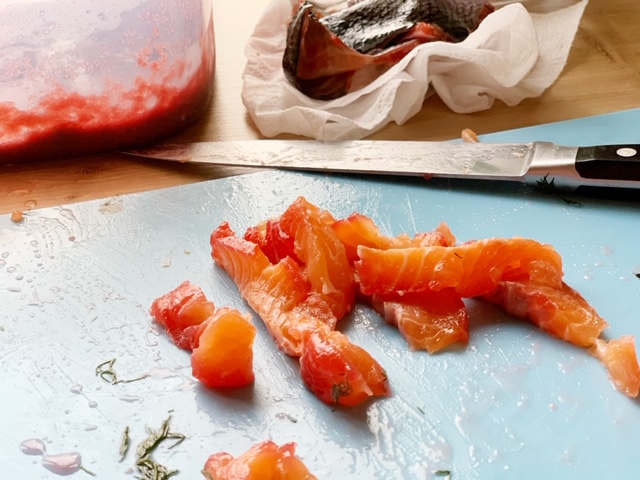 zalm snijden voor de marinade