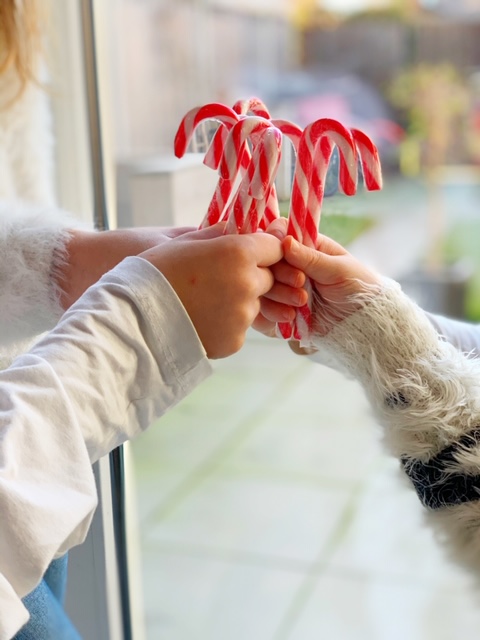 zuurstokjes in handen kerstkaart