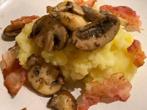 Pastinaak stamppot met champignons, tijm en bacon recept