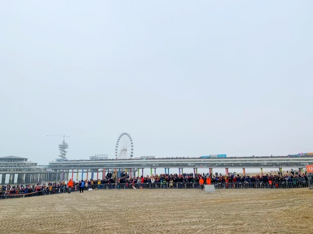 pier vol mensen nieuwjaarsduik