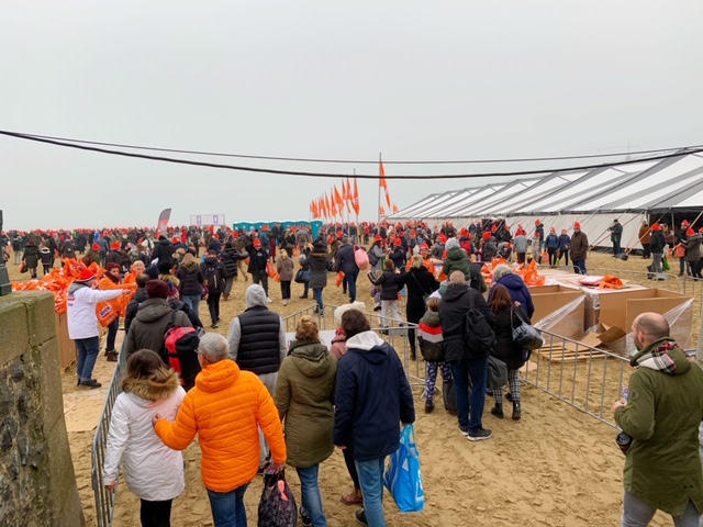 aankomst op het strand voor de nieuwjaarsduik