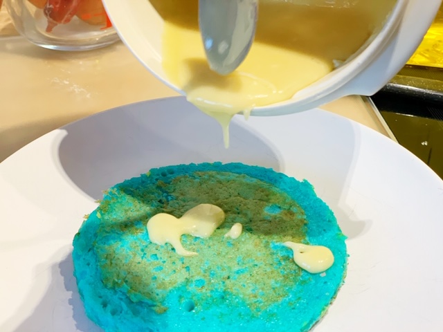 blauwe pannenkoek met witte chocoladesaus