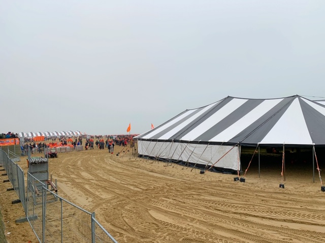 grote tent omkleden nieuwjaarsduik