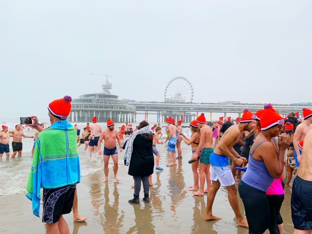 helden koud water pier nieuwjaarsduik