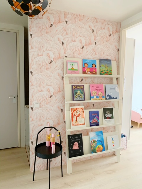 overloop make over flamingo behang en bijzettafel