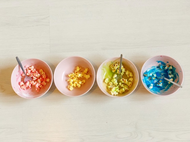 popcorn in regenboog kleuren