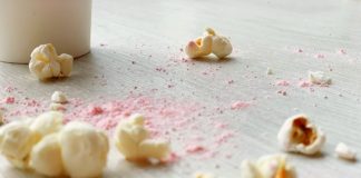 Traktatie met popcorn popcorn met roze poederpret