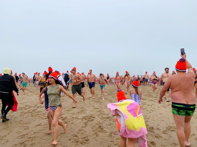 rennen naar zee nieuwjaarsduik