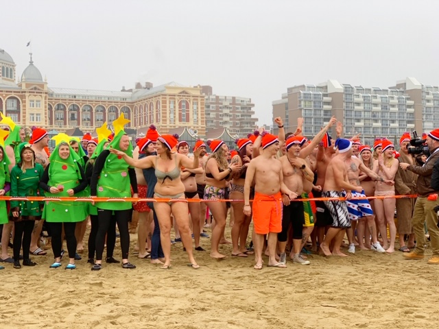 wachten achter het lint nieuwjaarsduik