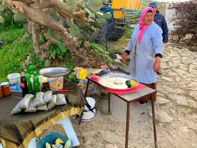 Berber vrouwen maken berberbrood Noord-Tunesië