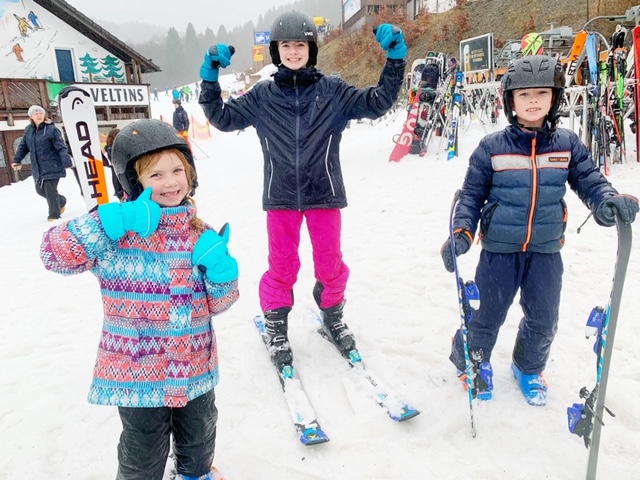 Kinderen trots op skiën