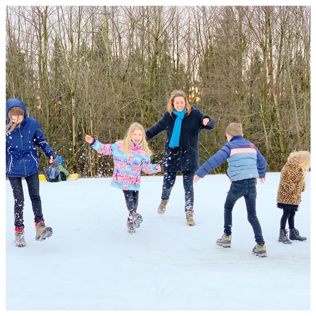 spelen in de sneeuw in winterberg