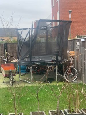 trampoline vastgezet voor storm