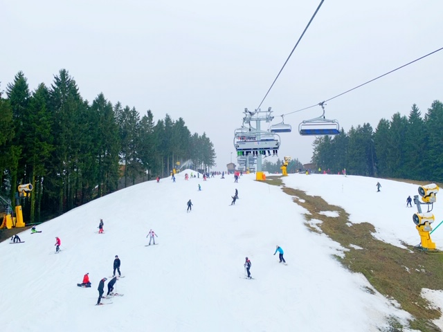 vanuit de lift zicht op de piste winterberg