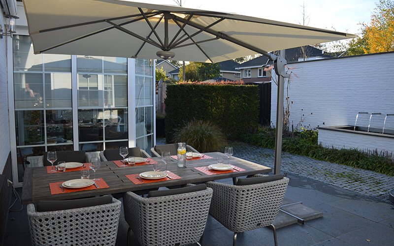 Een duurzame parasol is onmisbaar in de zomer hemel