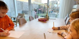 De oplossing voor kinderen die zich vervelen Kinderen vullen vrijetijdskaart in