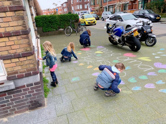 kleuren met stoepkrijt als verrassing