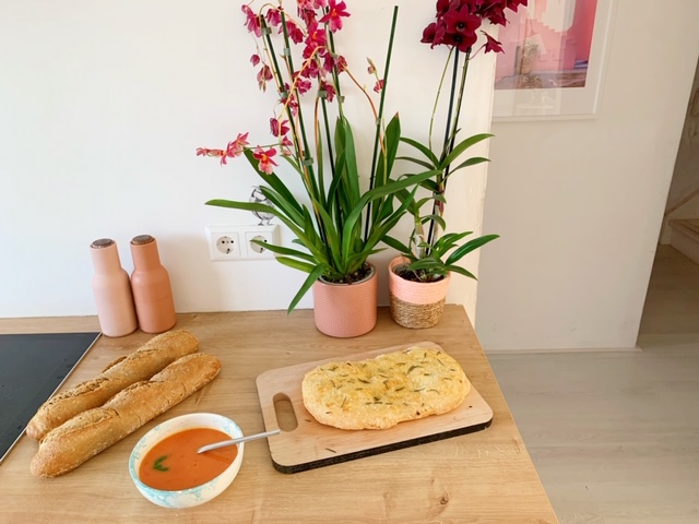 Focaccia met rozemarijn en knoflook met tomatensoep