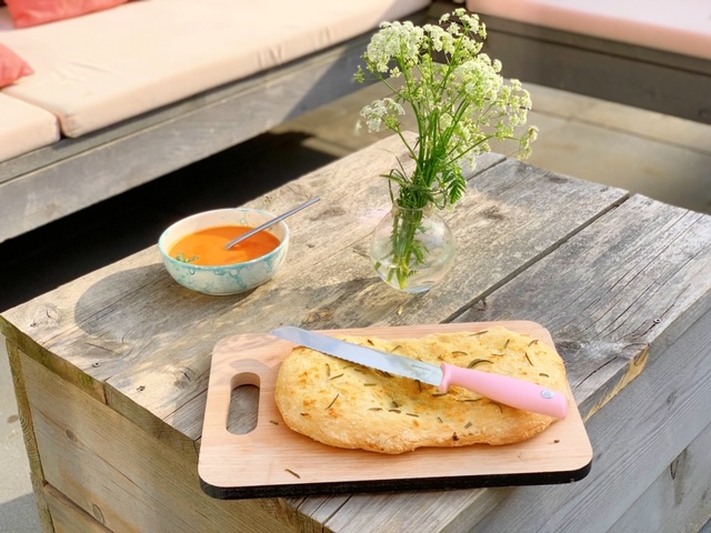 Focaccia met rozemarijn en knoflook recept