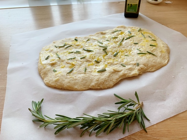 Focaccia met rozemarijn en knoflook