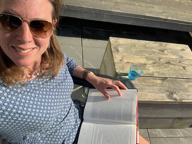 boek lezen in de tuin april 2020