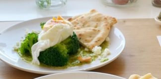 Broccoli met gepocheerd ei, cashewnotenpesto en naanbrood broccoli met gepocheerd ei