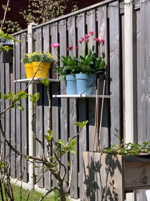 kleurrijke potten in de tuin