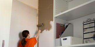 Tijd om je muren op te frissen sterre verft haar kamer bruin