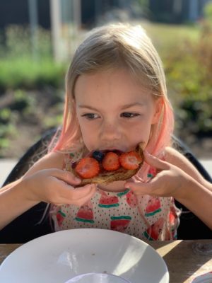 Fee eet wentelteefje met aardbei landal vlinderhoeve