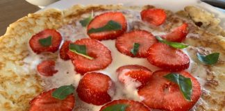 Koolhydraatarme pannenkoeken met slagroom en aardbei Koolhydraatarme pannenkoeken zijn een traktatie