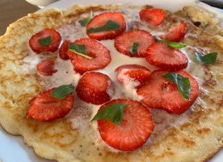Koolhydraatarme pannenkoeken met slagroom en aardbei Koolhydraatarme pannenkoeken zijn een traktatie