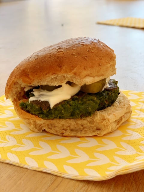 Zelfgemaakte groenteburger met kaas, aïoli en augurk