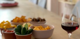 De borrelplank om het weekend mee in te luiden borrelen thuis mei 2020