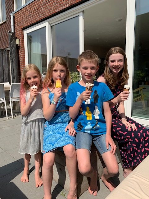 kids eten ijsje mei 2020