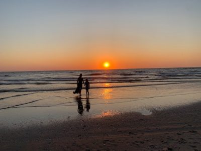 juut met fee zonsondergang strand