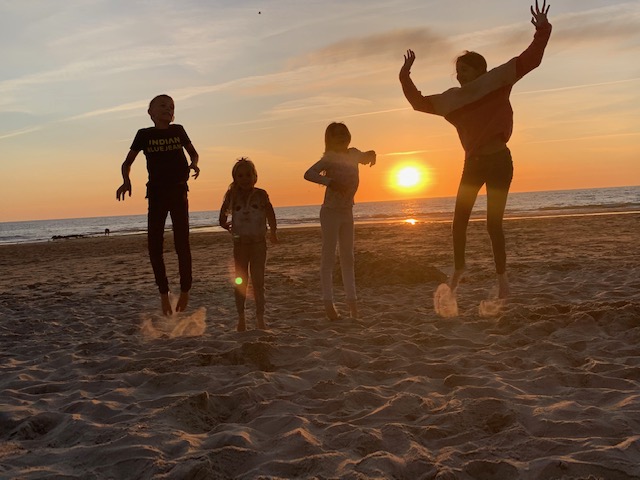 kids springen op het strand 2020