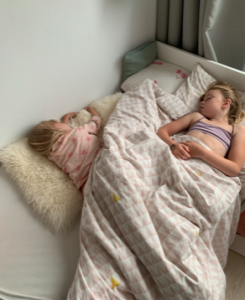 zussies samen slapen